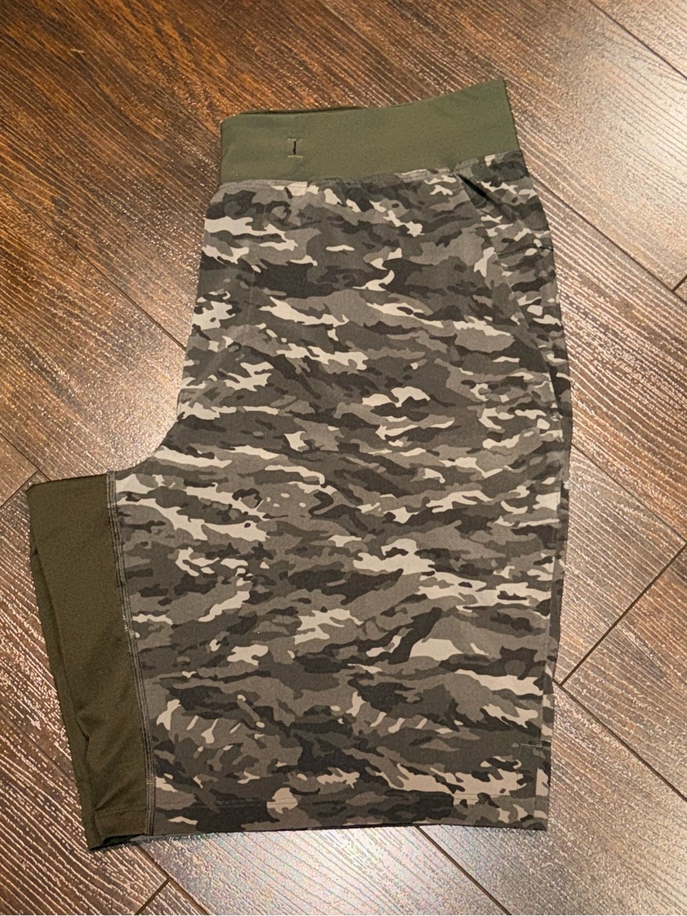 Lululemon T.H.E. Short 7” Linerless Mens Size M Green Multi Camo Print LM7AGCS